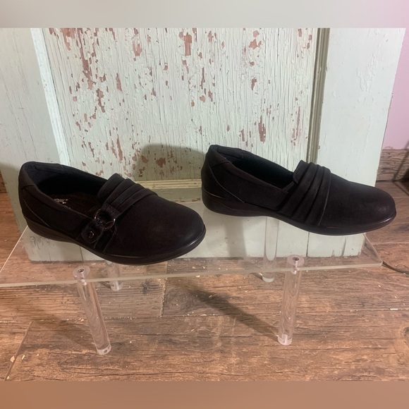 Women’s Easy Street black loafers with a slight heel - Picture 2 of 7